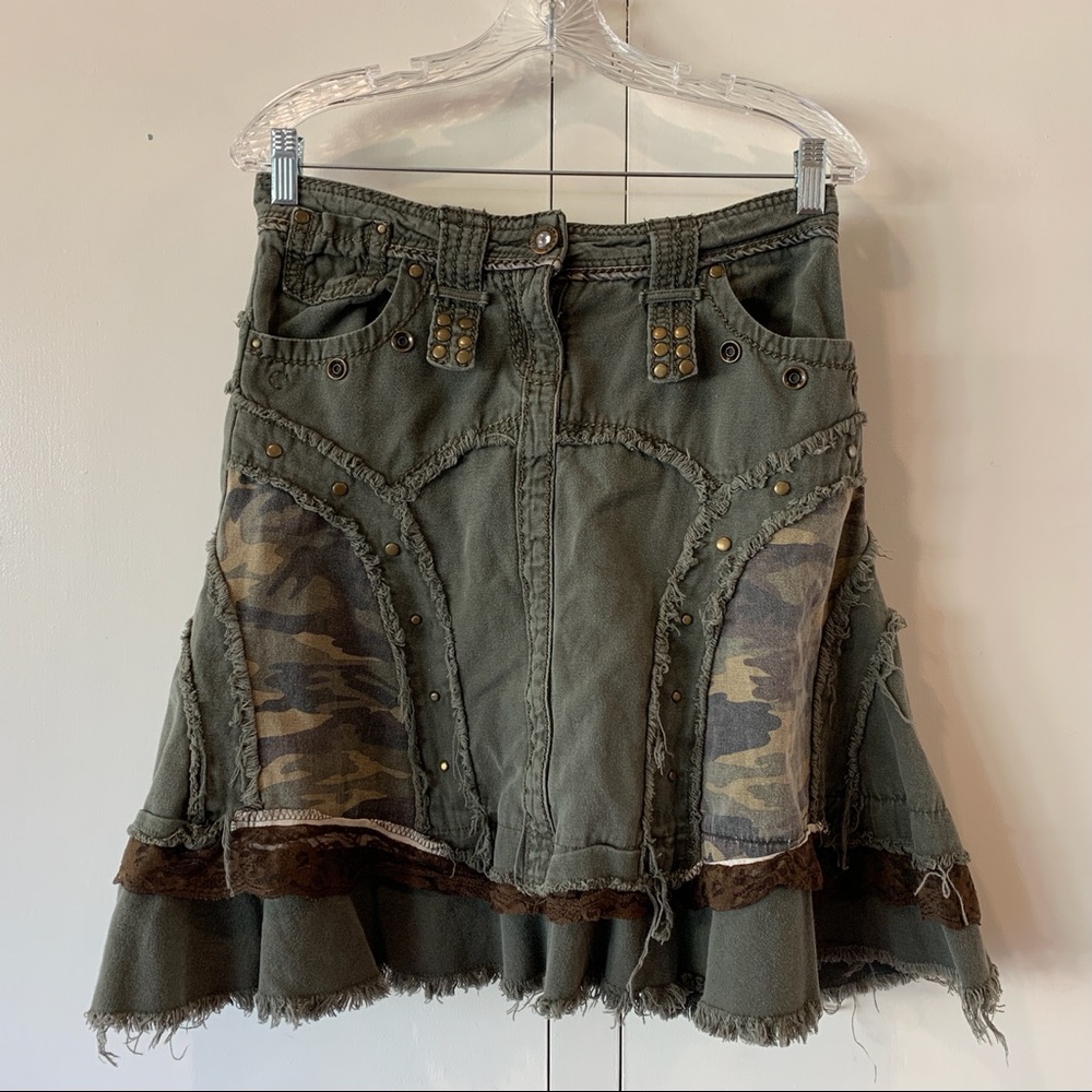 Vintage Diva distressed camouflage reconstructed-look skirt size 7/8